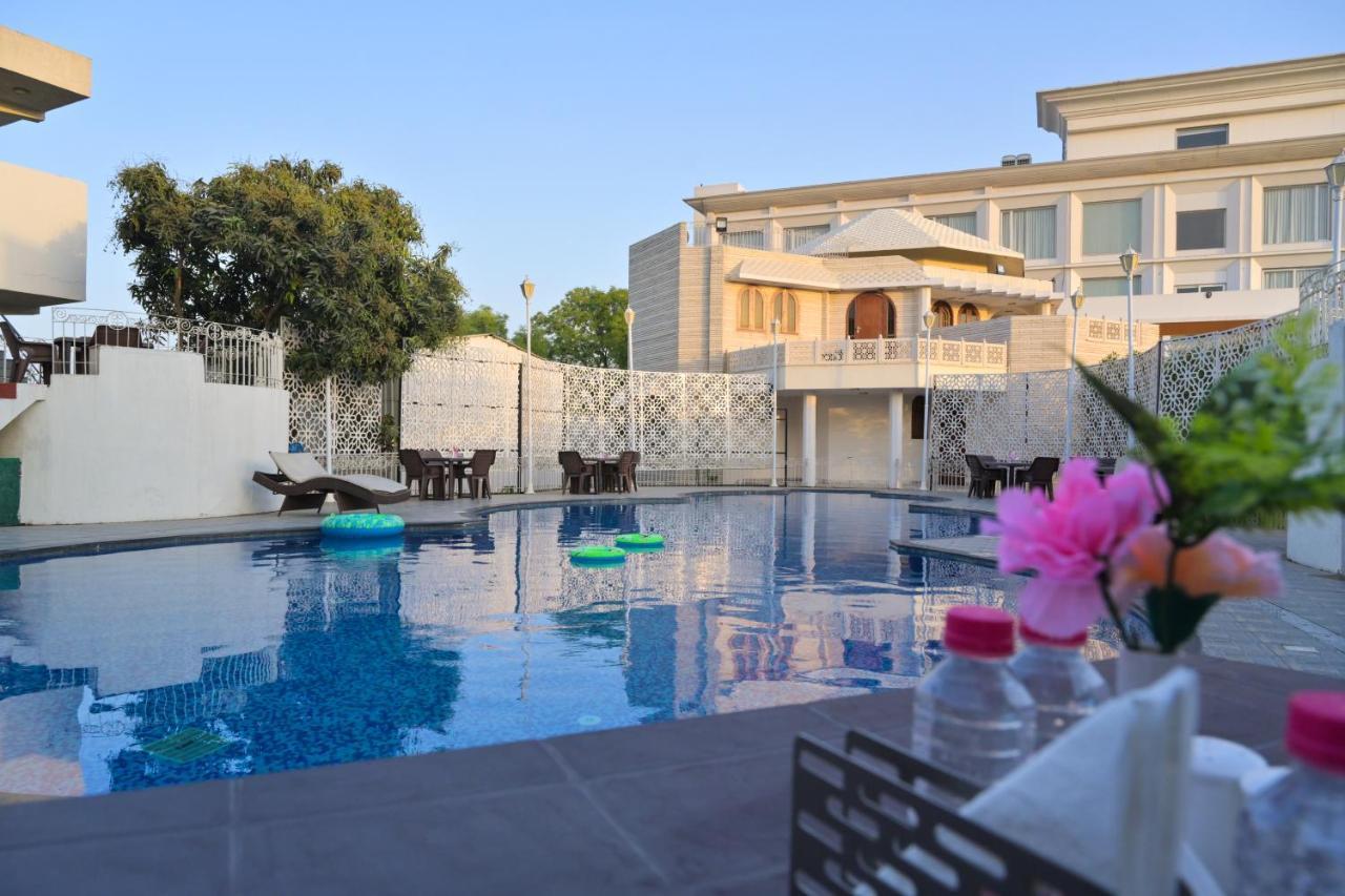 Stardom Resort Jaipur Eksteriør billede